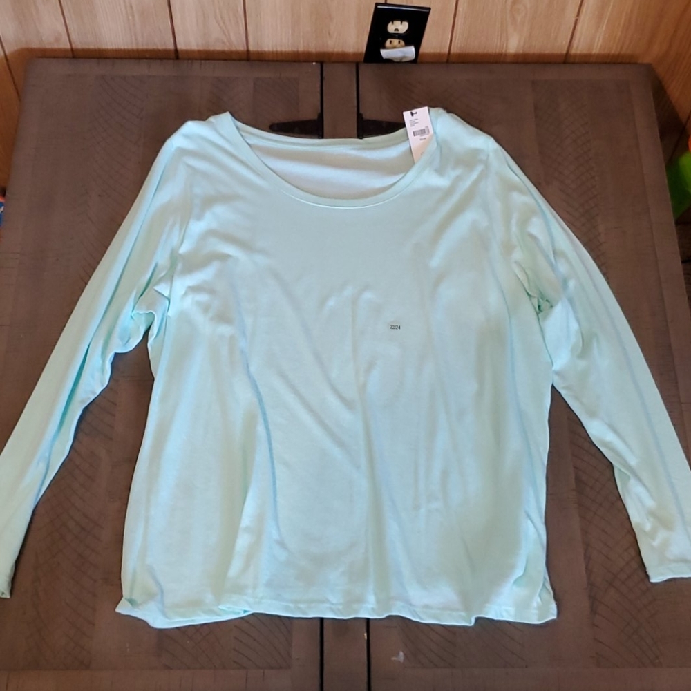 Solid long sleeve tee.